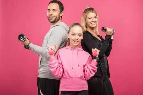Семья занимается спортом
